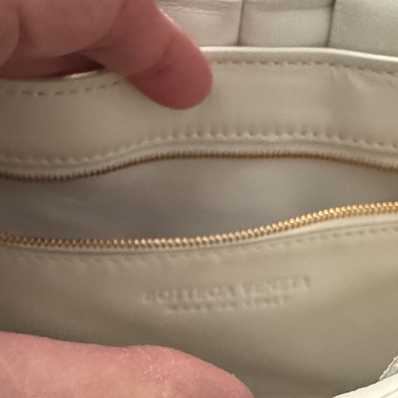 Bottega Veneta Cream Leather Shoulder Bag with Gold Chain - Picture 5 of 13